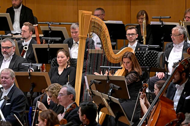 02.10.2022, Internationales Klassikfestival Festival der Nationen 2022 im Kurhaus Bad Wörishofen im Unterallgäu, Abschlussgala - Arienabend mit Elina Garanca (Lettland), Mezzosopran. Karel Mark Chichon, Dirigent des Janacek Philharmonic Orchestra. Harfinistin im Orchester. 02.10.2022, Klassikfestival Bad Wörishofen 02.10.2022, Klassikfestival Bad Wörishofen