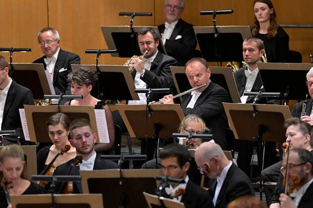 02.10.2022, Internationales Klassikfestival Festival der Nationen 2022 im Kurhaus Bad Wörishofen im Unterallgäu, Abschlussgala - Arienabend mit Elina Garanca (Lettland), Mezzosopran. Karel Mark Chichon, Dirigent des Janacek Philharmonic Orchestra. Querflötist, 02.10.2022, Klassikfestival Bad Wörishofen 02.10.2022, Klassikfestival Bad Wörishofen