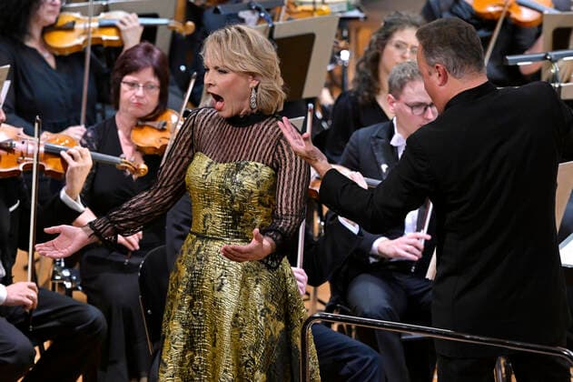 02.10.2022, Internationales Klassikfestival Festival der Nationen 2022 im Kurhaus Bad Wörishofen im Unterallgäu, Abschlussgala - Arienabend mit Elina Garanca (Lettland), Mezzosopran. Karel Mark Chichon, Dirigent des Janacek Philharmonic Orchestra. 02.10.2022, Klassikfestival Bad Wörishofen 02.10.2022, Klassikfestival Bad Wörishofen