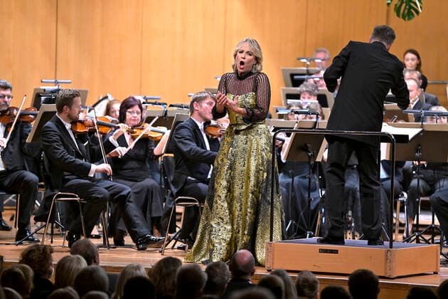 02.10.2022, Internationales Klassikfestival Festival der Nationen 2022 im Kurhaus Bad Wörishofen im Unterallgäu, Abschlussgala - Arienabend mit Elina Garanca (Lettland), Mezzosopran. Karel Mark Chichon, Dirigent des Janacek Philharmonic Orchestra. 02.10.2022, Klassikfestival Bad Wörishofen 02.10.2022, Klassikfestival Bad Wörishofen