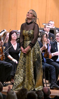 02.10.2022, Internationales Klassikfestival Festival der Nationen 2022 im Kurhaus Bad Wörishofen im Unterallgäu, Abschlussgala - Arienabend mit Elina Garanca (Lettland), Mezzosopran. Karel Mark Chichon, Dirigent des Janacek Philharmonic Orchestra. 02.10.2022, Klassikfestival Bad Wörishofen 02.10.2022, Klassikfestival Bad Wörishofen