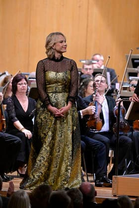 02.10.2022, Internationales Klassikfestival Festival der Nationen 2022 im Kurhaus Bad Wörishofen im Unterallgäu, Abschlussgala - Arienabend mit Elina Garanca (Lettland), Mezzosopran. Karel Mark Chichon, Dirigent des Janacek Philharmonic Orchestra. 02.10.2022, Klassikfestival Bad Wörishofen 02.10.2022, Klassikfestival Bad Wörishofen