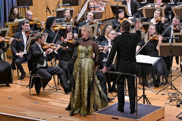 02.10.2022, Internationales Klassikfestival Festival der Nationen 2022 im Kurhaus Bad Wörishofen im Unterallgäu, Abschlussgala - Arienabend mit Elina Garanca (Lettland), Mezzosopran. Karel Mark Chichon, Dirigent des Janacek Philharmonic Orchestra. 02.10.2022, Klassikfestival Bad Wörishofen 02.10.2022, Klassikfestival Bad Wörishofen