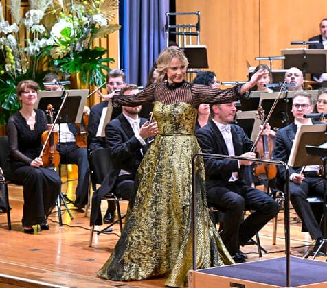 02.10.2022, Internationales Klassikfestival Festival der Nationen 2022 im Kurhaus Bad Wörishofen im Unterallgäu, Abschlussgala - Arienabend mit Elina Garanca (Lettland), Mezzosopran. Karel Mark Chichon, Dirigent des Janacek Philharmonic Orchestra. 02.10.2022, Klassikfestival Bad Wörishofen 02.10.2022, Klassikfestival Bad Wörishofen