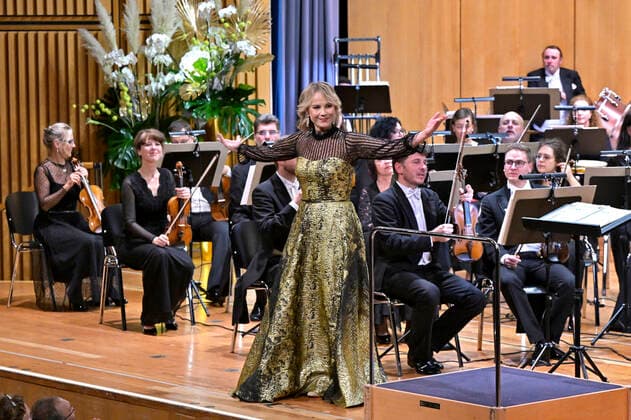 02.10.2022, Internationales Klassikfestival Festival der Nationen 2022 im Kurhaus Bad Wörishofen im Unterallgäu, Abschlussgala - Arienabend mit Elina Garanca (Lettland), Mezzosopran. Karel Mark Chichon, Dirigent des Janacek Philharmonic Orchestra. 02.10.2022, Klassikfestival Bad Wörishofen 02.10.2022, Klassikfestival Bad Wörishofen