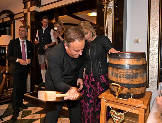 02.10.2022, Internationales Klassikfestival Festival der Nationen 2022 im Kurhaus Bad Wörishofen im Unterallgäu, Nach der Abschlussgala - Arienabend mit Elina Garanca (Lettland), Mezzosopran. Karel Mark Chichon, Dirigent des Janacek Philharmonic Orchestra, Abschlussfeier mit geladenen Gästen im Hotel Tanneck Bad Wörishofen. Karel Mark Chichon und Elina Garanca beim Bieranstich. 02.10.2022, Klassikfestival Bad Wörishofen 02.10.2022, Klassikfestival Bad Wörishofen