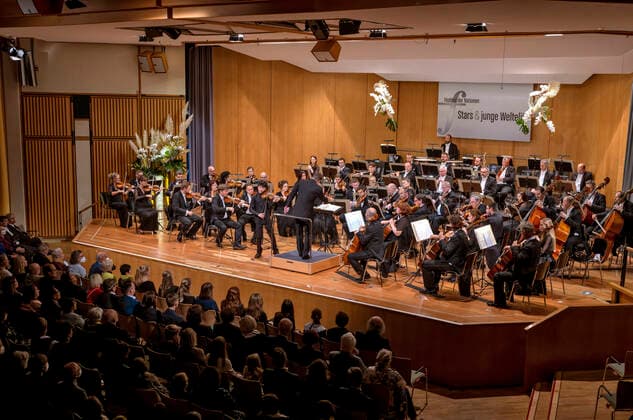 01.10.2022, Internationales Klassikfestival Festival der Nationen 2022 im Kurhaus Bad Wörishofen im Unterallgäu, Christian Li, Violine Verleihung des Prix Young Artis of the Year, Karel Mark Chichon, Dirigent, JanaÄek Philharmonic Orchestra 01.10.2022, Klassikfestival Bad Wörishofen 01.10.2022, Klassikfestival Bad Wörishofen