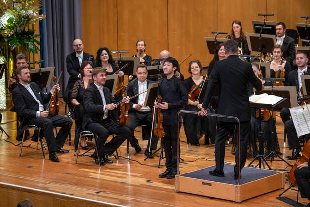 01.10.2022, Internationales Klassikfestival Festival der Nationen 2022 im Kurhaus Bad Wörishofen im Unterallgäu, Christian Li, Violine Verleihung des Prix Young Artis of the Year, Karel Mark Chichon, Dirigent, JanaÄek Philharmonic Orchestra 01.10.2022, Klassikfestival Bad Wörishofen 01.10.2022, Klassikfestival Bad Wörishofen