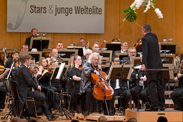 01.10.2022, Internationales Klassikfestival Festival der Nationen 2022 im Kurhaus Bad Wörishofen im Unterallgäu, Cellissimo! mit Mischa Maisky, Violoncello, Karel Mark Chichon, Dirigent, JanaÄek Philharmonic Orchestra 01.10.2022, Klassikfestival Bad Wörishofen 01.10.2022, Klassikfestival Bad Wörishofen