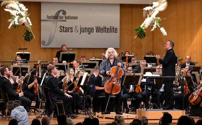01.10.2022, Internationales Klassikfestival Festival der Nationen 2022 im Kurhaus Bad Wörishofen im Unterallgäu, Cellissimo! mit Mischa Maisky, Violoncello, Karel Mark Chichon, Dirigent, JanaÄek Philharmonic Orchestra 01.10.2022, Klassikfestival Bad Wörishofen 01.10.2022, Klassikfestival Bad Wörishofen