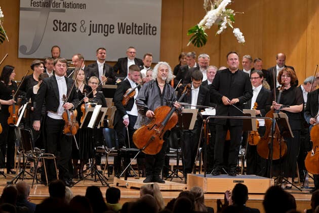 01.10.2022, Internationales Klassikfestival Festival der Nationen 2022 im Kurhaus Bad Wörishofen im Unterallgäu, Cellissimo! mit Mischa Maisky am Violoncello, Karel Mark Chichon, Dirigent, JanaÄek Philharmonic Orchestra 01.10.2022, Klassikfestival Bad Wörishofen 01.10.2022, Klassikfestival Bad Wörishofen