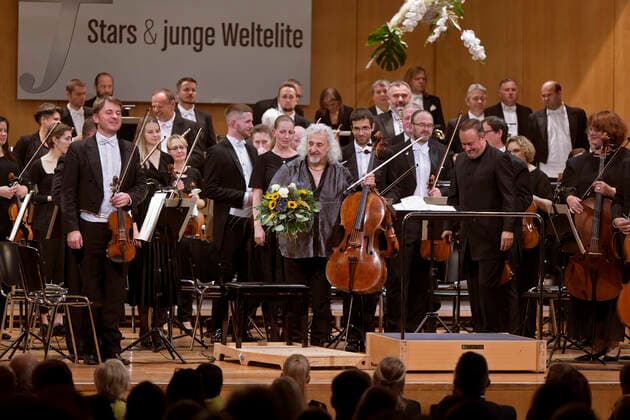 01.10.2022, Internationales Klassikfestival Festival der Nationen 2022 im Kurhaus Bad Wörishofen im Unterallgäu, Cellissimo! mit Mischa Maisky am Violoncello, Karel Mark Chichon, Dirigent, JanaÄek Philharmonic Orchestra 01.10.2022, Klassikfestival Bad Wörishofen 01.10.2022, Klassikfestival Bad Wörishofen