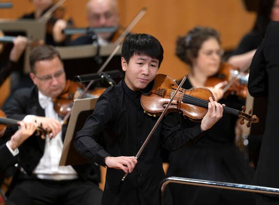 01.10.2022, Internationales Klassikfestival Festival der Nationen 2022 im Kurhaus Bad Wörishofen im Unterallgäu, Christian Li, Violine Verleihung des Prix Young Artis of the Year, Karel Mark Chichon, Dirigent, JanaÄek Philharmonic Orchestra 01.10.2022, Klassikfestival Bad Wörishofen 01.10.2022, Klassikfestival Bad Wörishofen