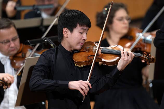 01.10.2022, Internationales Klassikfestival Festival der Nationen 2022 im Kurhaus Bad Wörishofen im Unterallgäu, Christian Li, Violine Verleihung des Prix Young Artis of the Year, Karel Mark Chichon, Dirigent, JanaÄek Philharmonic Orchestra 01.10.2022, Klassikfestival Bad Wörishofen 01.10.2022, Klassikfestival Bad Wörishofen