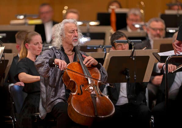 01.10.2022, Internationales Klassikfestival Festival der Nationen 2022 im Kurhaus Bad Wörishofen im Unterallgäu, Cellissimo! mit Mischa Maisky am Violoncello, Karel Mark Chichon, Dirigent, JanaÄek Philharmonic Orchestra 01.10.2022, Klassikfestival Bad Wörishofen 01.10.2022, Klassikfestival Bad Wörishofen