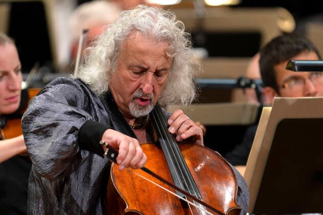 01.10.2022, Internationales Klassikfestival Festival der Nationen 2022 im Kurhaus Bad Wörishofen im Unterallgäu, Cellissimo! mit Mischa Maisky am Violoncello, Karel Mark Chichon, Dirigent, JanaÄek Philharmonic Orchestra 01.10.2022, Klassikfestival Bad Wörishofen 01.10.2022, Klassikfestival Bad Wörishofen