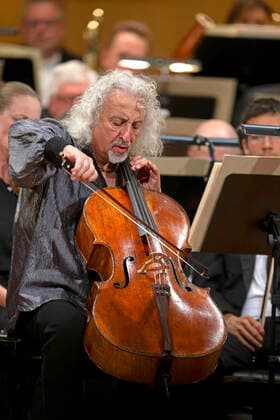 01.10.2022, Internationales Klassikfestival Festival der Nationen 2022 im Kurhaus Bad Wörishofen im Unterallgäu, Cellissimo! mit Mischa Maisky am Violoncello, Karel Mark Chichon, Dirigent, JanaÄek Philharmonic Orchestra 01.10.2022, Klassikfestival Bad Wörishofen 01.10.2022, Klassikfestival Bad Wörishofen