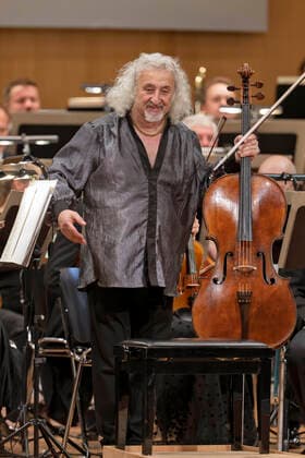 01.10.2022, Internationales Klassikfestival Festival der Nationen 2022 im Kurhaus Bad Wörishofen im Unterallgäu, Cellissimo! mit Mischa Maisky am Violoncello, Karel Mark Chichon, Dirigent, JanaÄek Philharmonic Orchestra 01.10.2022, Klassikfestival Bad Wörishofen 01.10.2022, Klassikfestival Bad Wörishofen