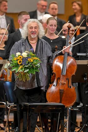 01.10.2022, Internationales Klassikfestival Festival der Nationen 2022 im Kurhaus Bad Wörishofen im Unterallgäu, Cellissimo! mit Mischa Maisky am Violoncello, Karel Mark Chichon, Dirigent, JanaÄek Philharmonic Orchestra 01.10.2022, Klassikfestival Bad Wörishofen 01.10.2022, Klassikfestival Bad Wörishofen