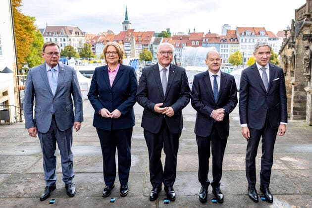 News Themen der Woche KW40 News Bilder des Tages Bodo Ramelow, Bärbel Bas, Frank-Walter Steinmeier, Olaf Scholz und Stephan Harbarth bei der Ankunft am Erfurter Dom zum Gottesdienst und Festakt zum Tag der Deutschen Einheit. Erfurt, 03.10.2022 *** Bodo Ramelow, Bärbel Bas, Frank Walter Steinmeier, Olaf Scholz and Stephan Harbarth arriving at Erfurt Cathedral for the church service and ceremony marking German Unity Day Erfurt, 03 10 2022 Foto:xM.xKremerx xFuturexImage
