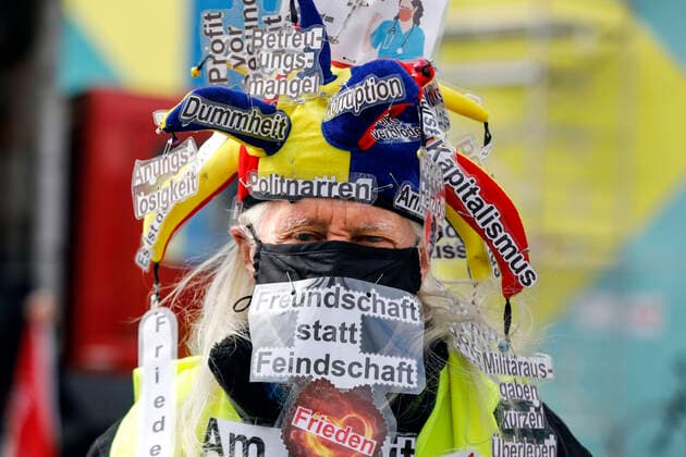 News Themen der Woche KW40 News Bilder des Tages Demo «Heizung, Brot & Frieden! Protestieren statt frieren!» Berlin, 03.10.2022 - Demonstration «Heizung, Brot & Frieden! Protestieren statt frieren!, eines Buendnisses verschiedener linker Initiativen. Berlin Berlin Deutschland *** Demo Heating, Bread Peace Protest instead of freezing Berlin, 03 10 2022 Demonstration Heating, Bread Peace Protest instead of freezing , of an alliance of various left-wing initiatives Berlin Berlin Germany