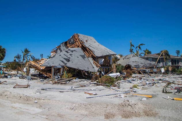News Themen der Woche KW40 News Bilder des Tages October 3, 2022: Scenes of destruction along Estero Boulevard in Fort Myers Beach two days after Hurricane Ian hit FloridaÃ¢â‚¬â ¢s west coast as a Category 4 storm. - ZUMAm67_ 20221003_zaf_m67_008 Copyright: xPedroxPortalx