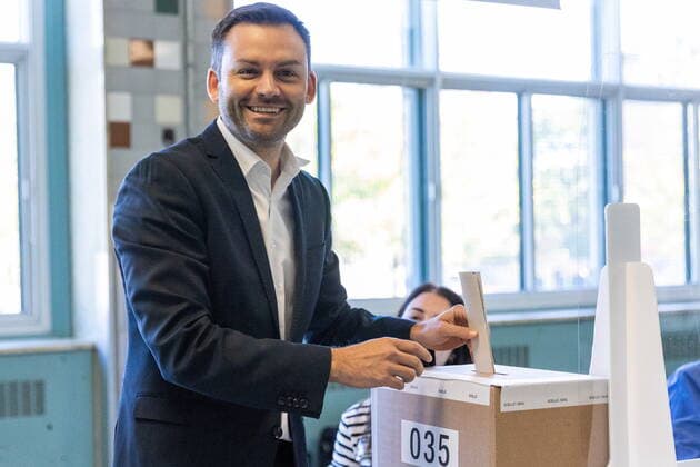 October 3, 2022, Montreal, QC, Canada: Parti Quebecois Leader Paul St-Pierre Plamondon drops his vote in the ballot box in Montreal on Monday, October 3, 2022. Montreal Canada  - ZUMAc35_ 20221003_zaf_c35_009 Copyright: xEvanxBuhlerx