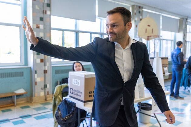 October 3, 2022, Montreal, QC, Canada: Parti Quebecois Leader Paul St-Pierre Plamondon waves to election volunteers after voting in the provincial election in Montreal on Monday, October 3, 2022. Montreal Canada  - ZUMAc35_ 20221003_zaf_c35_010 Copyright: xEvanxBuhlerx