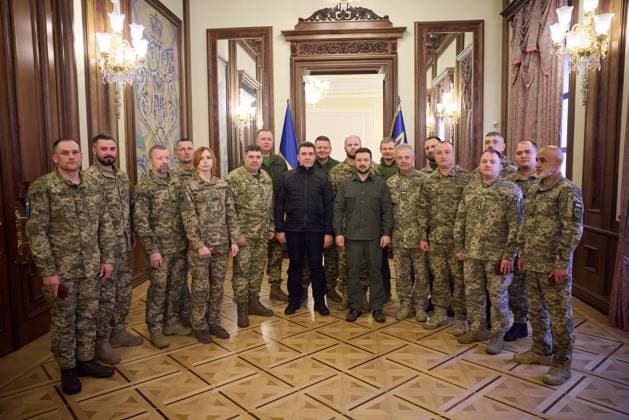 News Themen der Woche KW40 News Bilder des Tages Ukrainian President Volodymyr Zelenskyy, honors Soldiers of the Territorial Defense Forces of the Armed Forces of Ukraine, in Kyiv Ukraine Ukrainian President Volodymyr Zelenskyy, honors Soldiers of the Territorial Defense Forces of the Armed Forces of Ukraine, in Kyiv Ukraine on October 3, 2022. Photo by PRESIDENT OF UKRAINE apaimages Ukraine Ukraine Ukraine 031022_Ukraine_00 (2) Copyright: xapaimagesxPRESIDENTxOFxUKRAINEx xapaimagesx