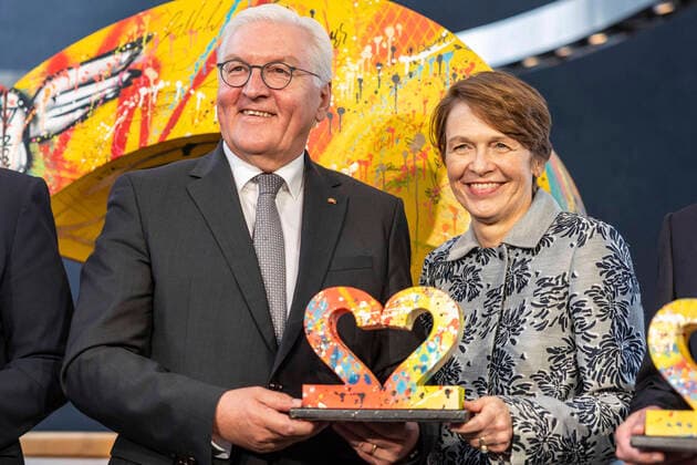 Bilder des Jahres 2022, News 10 Oktober News Themen der Woche KW40 News Bilder des Tages Frank-Walter Steinmeier mit Ehefrau Elke Büdenbender nach dem Festakt zum Tag der Deutschen Einheit im Theater Erfurt. Erfurt, 03.10.2022 *** Frank Walter Steinmeier with wife Elke Büdenbender after the ceremony for the Day of German Unity in the theater Erfurt Erfurt, 03 10 2022 Foto:xM.xKremerx xFuturexImage