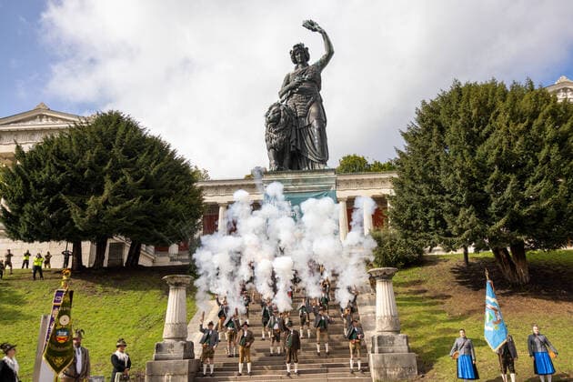 Bilder des Jahres 2022, News 10 Oktober News Themen der Woche KW40 News Bilder des Tages Letzter Tag Oktoberfest 2022 München, Deutschland - 3. Oktober 2022: Schützen während des traditionellen Böllerschießen unterhalb der Bavaria zum Abschluss des Oktoberfest 2022 Bayern