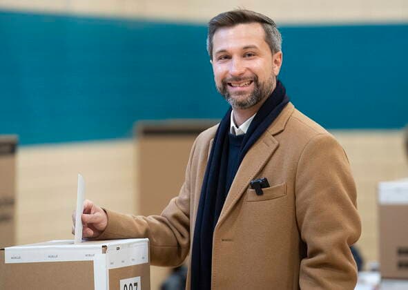 October 3, 2022, Montreal, PQ, Canada: Quebec Solidaire co-spokesperson Gabriel Nadeau-Dubois casts his ballot on Quebec election day in Montreal, Monday, October 3, 2022. Montreal Canada  - ZUMAc35_ 20221003_zaf_c35_014 Copyright: xGrahamxHughesx