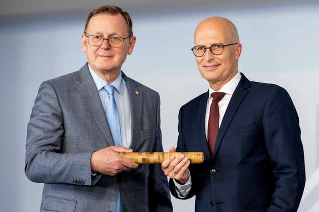 News Themen der Woche KW40 News Bilder des Tages Bodo Ramelow und Peter Tschentscher bei der Bundesratspräsidentschaft-Staffelstabübergabe zum Tag der Deutschen Einheit im Zelt des Bundesrates auf dem Domplatz. Rund einen Monat vor dem offiziellen Amtswechsel hat Thüringens Ministerpräsident Bodo Ramelow den Staffelstab der Bundesratspräsidentschaft an Hamburgs Bürgermeister Peter Tschentscher weitergereicht. Erfurt, 03.10.2022 *** Bodo Ramelow and Peter Tschentscher at the Bundesrat presidency baton handover on the Day of German Unity in the tent of the Bundesrat on the Cathedral Square About a month before the official change of office, Thuringias Prime Minister Bodo Ramelow passed the baton of the Bundesrat presidency to Hamburgs Mayor Peter Tschentscher Erfurt, 03 10 2022 Foto:xM.xKremerx xFuturexImage