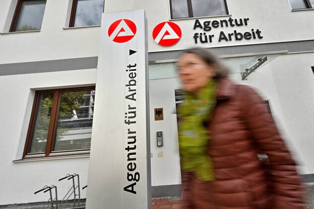 Hoffentlich klappt da was. Nach der Beratung bei der Agentur für Arbeit. Bad Reichenhall Bayern Deutschland *** Hopefully something works out After the consultation at the Employment Agency Bad Reichenhall Bavaria Germany Copyright: xRolfxPossx