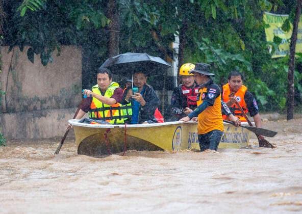 News Themen der Woche KW40 News Bilder des Tages October 3, 2022, Chiang Mai, Thailand: Volunteers from Volunteer Center of Civil Defense Department (opphon), Chiang Mai, use a boat to help rescue flood victims as Ping River bursts its banks in Muang district Chiang Mai. The Ping River overflows into Muang district of Chiang Mai with the level approaching what was recorded during the severe flooding of 2011. Residents in Chiang Mai province, especially those living close to the Ping River, have been advised to monitor the water situation closely, as the water level in the river has risen above the critical level. Chiang Mai Thailand - ZUMAs197 20221003_zaa_s197_070 Copyright: xPongmanatxTasirix