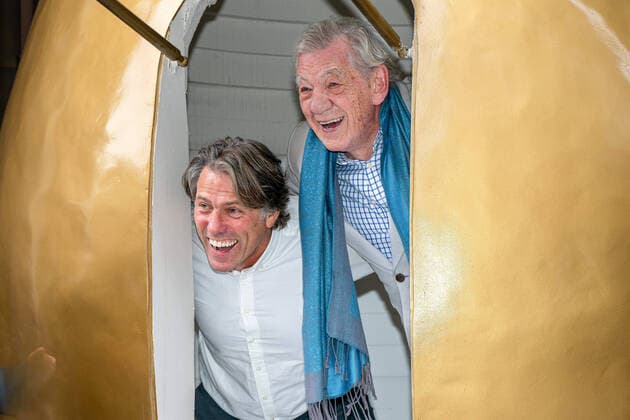 Bilder des Jahres 2022, Entertainment 10 Oktober Entertainment Themen der Woche KW40 Entertainment Bilder des Tages October 3, 2022, London, United Kingdom: (L-R) John Bishop and Ian McKellen pop their heads out of the giant golden egg. Sir Ian McKellen, John Bishop, and Mel Giedroyc Launched the UK and Ireland tour of Mother Goose outside The Londoner Hotel in London. Mel Giedroyc hosted the event to announce the cast for the show. To mark the occasion Ian McKellen and John Bishop hid in a big golden egg placed outside and Mel opened the hatch on the egg to reveal the pair that have been cast. London United Kingdom - ZUMAs197 20221003_zaa_s197_179 Copyright: xBonniexBritainx