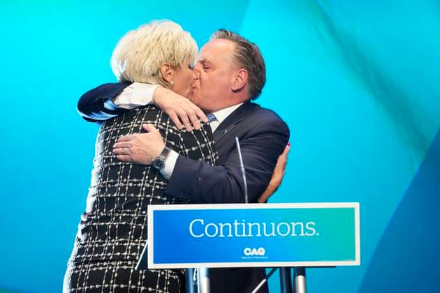 News Themen der Woche KW40 News Bilder des Tages October 3, 2022, Quebec City, PQ, CANADA: CAQ Leader Francois Legault hugs his his wife Isabelle Brais as he makes his victory speech to supporters at the Coalition Avenir Quebec election night headquarters, in Quebec City, Monday, Oct. 3, 2022. Quebec City CANADA  - ZUMAc35_ 20221003_zaf_c35_187 Copyright: xPaulxChiassonx