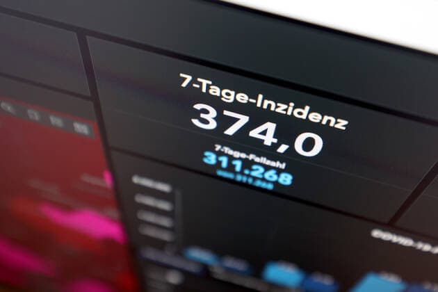 Dashboard des RKI, die 7-Tage-Inzidenz liegt nun bei 374,0 7-Tage-Inzidenz, Dashboard des RKI auf einem Monitor am 04.10.2022 in Siegen Deutschland.