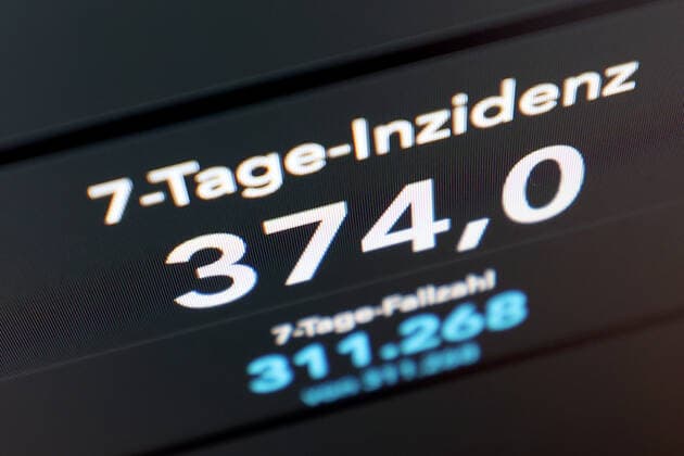 Dashboard des RKI, die 7-Tage-Inzidenz liegt nun bei 374,0 7-Tage-Inzidenz, Dashboard des RKI auf einem Monitor am 04.10.2022 in Siegen Deutschland.