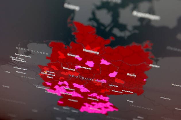 Dashboard des RKI, die 7-Tage-Inzidenz liegt nun bei 374,0 7-Tage-Inzidenz, Dashboard des RKI auf einem Monitor am 04.10.2022 in Siegen Deutschland.