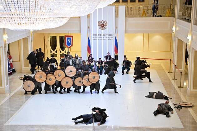News Themen der Woche KW40 News Bilder des Tages Russia New Territories Accession Federation Council 8288840 04.10.2022 Historical reenactment participants perform before a session on the entry of Zaporizhzhia and Kherson regions, as well as the Donetsk and Luhansk People s Republics (DPR and LPR) into Russia, in the Russian Federation Council, the upper chamber of Russian parliament, in Moscow, Russia. Ilya Pitalev Sputnik Moscow Russia  Copyright: xIlyaxPitalevx
