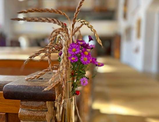 04.10.2022, Erntedank-Schmuck aus Getreideähren zum Erntedank in einer Kirche im Unterallgäu. 04.10.2022, Erntedank-Krone in einer Kirche im Unterallgäu 04.10.2022, Erntedank-Krone in einer Kirche im Unterallgäu *** 04 10 2022, Thanksgiving ornament made from ears of grain for Thanksgiving in a church in Unterallgäu 04 10 2022, Thanksgiving crown in a church in Unterallgäu 04 10 2022, Thanksgiving crown in a church in Unterallgäu