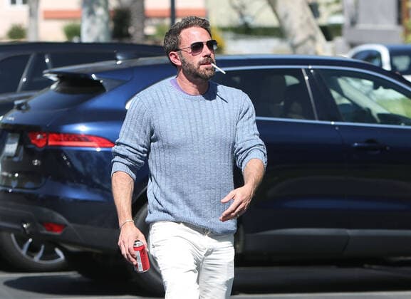Entertainment Themen der Woche KW40 Ben Affleck has a cigarette and Coca Cola while spotted out in Los Angeles Featuring: Ben Affleck Where: Los Angeles, California, United States When: 03 Oct 2022 Credit: BauerGriffin INSTARimages.com Cover Images Copyright: xx 52036118 EDITORIAL USE ONLY. NOT FOR USE BY NEWSPAPERS BASED IN THE UK.