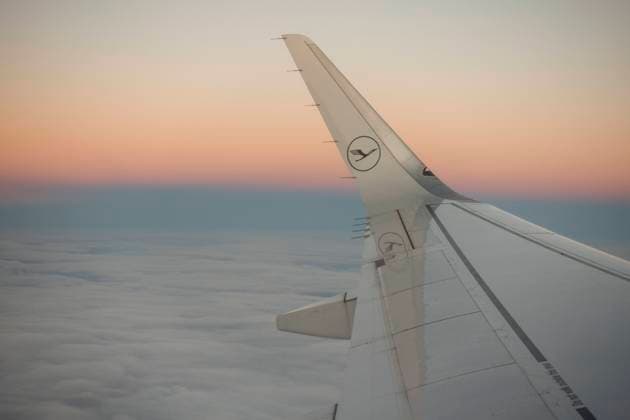 Anflug mit einem Airbus A320 der Deutschen Lufthansa auf den Flughafen BER Berlin-Brandenburg Willy Brandt. Foto: Volker Hohlfeld Über den Wolken *** Approach with an Airbus A320 of the German Lufthansa to the airport BER Berlin Brandenburg Willy Brandt Photo Volker Hohlfeld Above the clouds