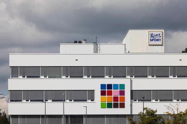 Produktion von Ritter Sport in Waldenbuch. Die Alfred Ritter GmbH & Co. KG ist ein deutscher Lebensmittelhersteller, der durch die Schokoladenmarke Ritter Sport bekannt ist. 30.09.2022: DEU, Deutschland, Baden-Württemberg, Waldenbuch. *** Production of Ritter Sport in Waldenbuch Alfred Ritter GmbH Co KG is a German food manufacturer known for its chocolate brand Ritter Sport 30 09 2022 DEU, Germany, Baden Württemberg, Waldenbuch