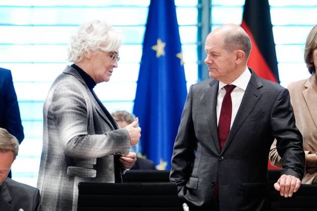 Auftaktbilder zu Beginn der Beratungen der Regierungschefinnen und Regierungschefs der Laender im Bundeskanzleramt in Berlin Aktuell, 04.10.2022, Berlin, Verteidigungsministerin Christine Lambrecht (SPD) und Bundeskanzler Olaf Scholz (SPD) zu Beginn der Beratungen der Regierungschefinnen und Regierungschefs der Laender im Bundeskanzleramt in Berlin Berlin Berlin Deutschland *** Opening pictures at the beginning of the consultations of the heads of government of the states in the Federal Chancellery in Berlin Current, 04 10 2022, Berlin, Defense Minister Christine Lambrecht SPD and Chancellor Olaf Scholz SPD at the beginning of the consultations of the heads of government of the states in the Federal Chancellery in Berlin Berlin Germany