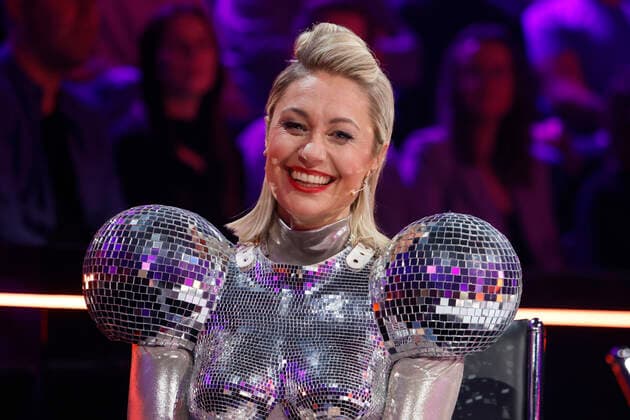 Moderatorin Ruth Moschner in der 1. Live Show der 7. Staffel The Masked Singer 2022 in den MMC Studios Köln-Ossendorf. Köln, 01.10.2022 NRW Deutschland *** Host Ruth Moschner in the 1 live show of the 7 season The Masked Singer 2022 in the MMC Studios Cologne Ossendorf Cologne, 01 10 2022 NRW Germany Copyright: xChristophxHardtx