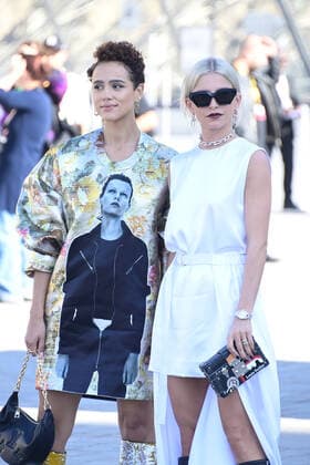 Entertainment Themen der Woche KW40 Entertainment Bilder des Tages Nathalie Emmanuel - Caro Daur CELEBRITES : Arrivees et departs du defile Louis Vuitton - Paris - 04 10 2022 FedericoPestellini Panoramic 