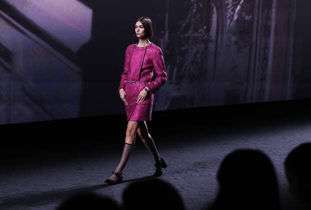 Entertainment Themen der Woche KW40 Entertainment Bilder des Tages (221004) -- PARIS, Oct. 4, 2022 -- A model presents a creation from the Spring Summer 2023 Ready-to-Wear collection of Chanel during the Paris Fashion Week, in Paris, France, Oct. 4, 2022. ) FRANCE-PARIS-FASHION WEEK-CHANEL GaoxJing 