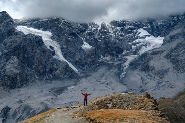 Alpinismus Wandern Reisen Architektur 14.09.2022 Sulden Vinschgau Südtirol Val Venosta Italien Auf den Weg zur Madritschhütte liegt oberhalb von Sulden, auf gut 2800 Metern. Von der großen Sonnenterrasse hat man einen herrlichen Blick auf das Ortlermassiv. Foto Eberhard Thonfeld Sulden ITA *** Alpinism Hiking Travel Architecture 14 09 2022 Sulden Vinschgau South Tyrol Val Venosta Italy On the way to the Madritschhütte is located above Sulden, at a good 2800 meters From the large sun terrace you have a magnificent view of the Ortler massif Photo Eberhard Thonfeld Sulden ITA
